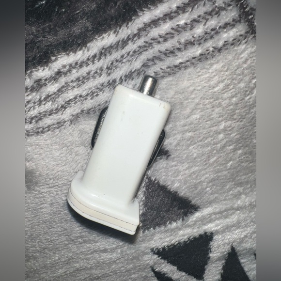 FIFO White USB Charging Port - Picture 4 of 4